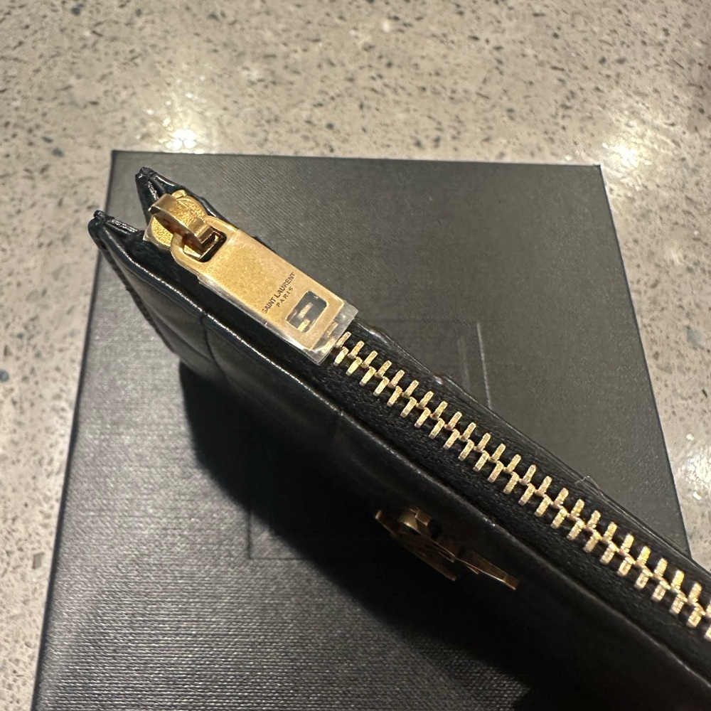 SAINT LAURENT CASSANDRE MATELASSÉ CARRÉ ZIPPED FRAGMENTS CARD CASE IN LAMBSKIN - Picture 4 of 9